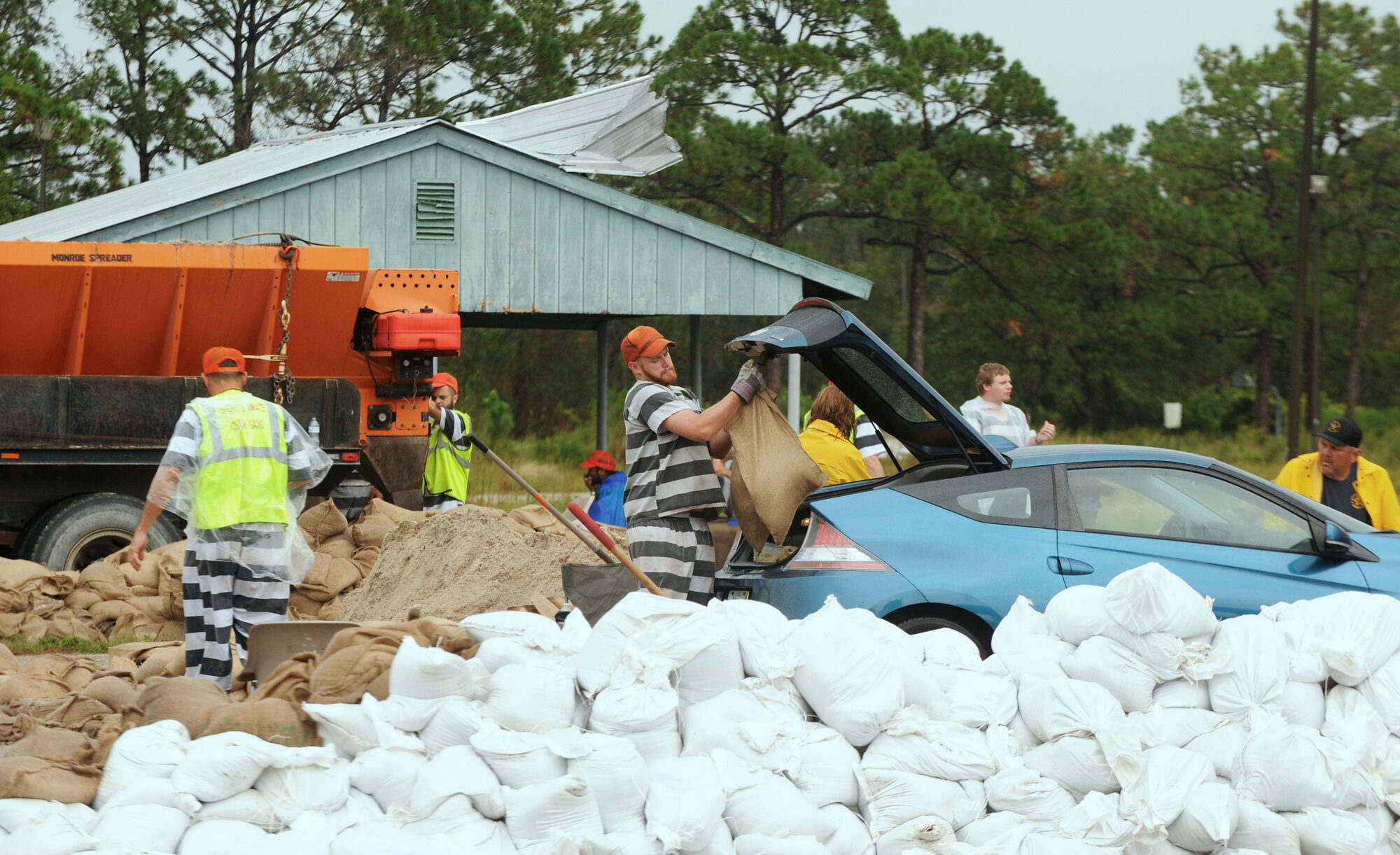 Men from the Brevard County Jail fill sand bags for local residents to combat flooding caused by high water levels from Hurricane Irma on October 5, 2017 in Sharpes, Florida. Credit: Paul Hennessy/Alamy Live News.